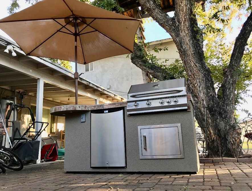 Kokomo Grill BBQ Island Maui 7'6" with 33" Round Bar, LED Lights & Built - In BBQ - Outdoor Kitchen | Patioza